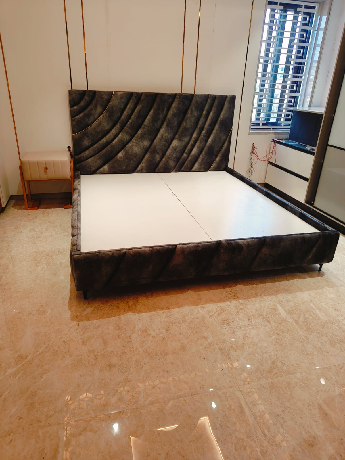 Dark Wave Pattern Cushion Bed