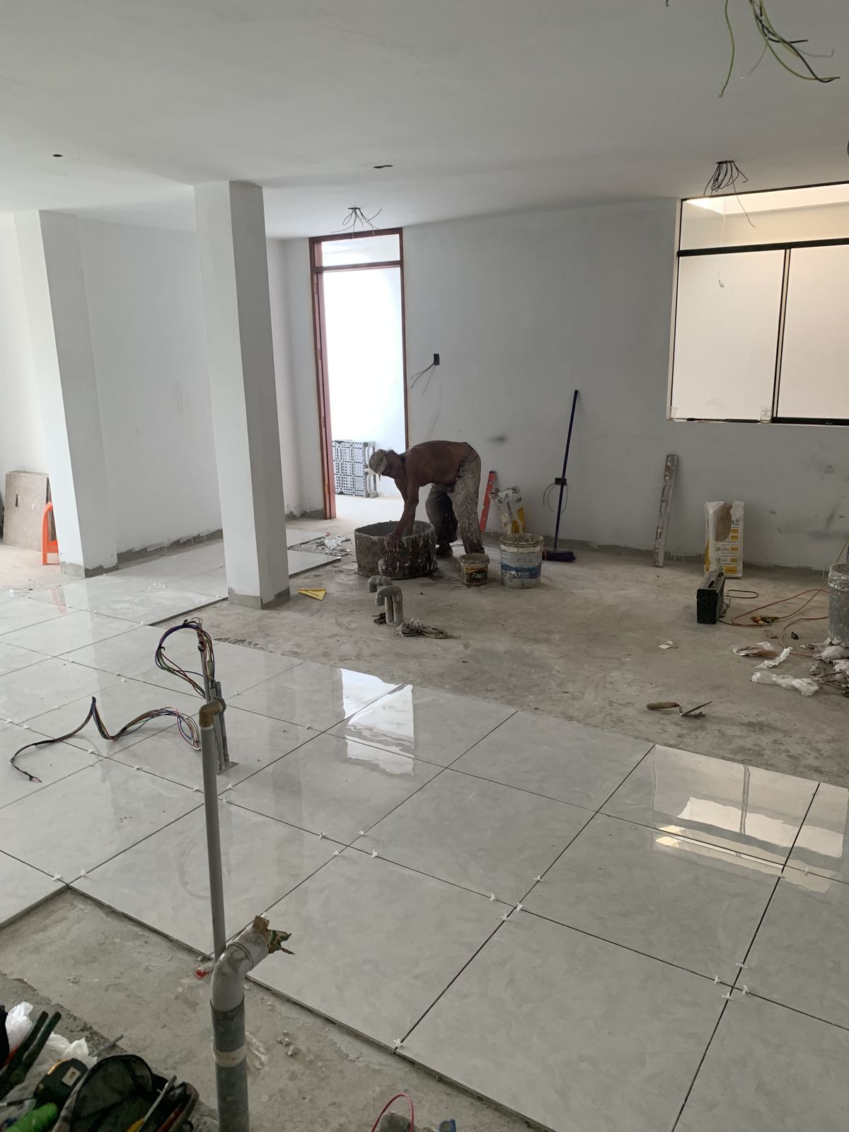 Master Craftsman Laying Vitrified Floor Tiles